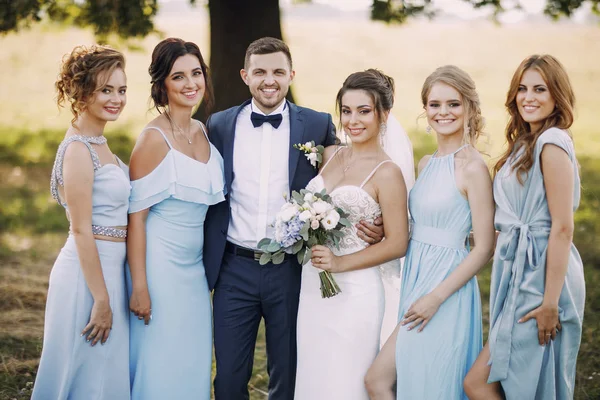 Пара с подружками невесты — стоковое фото