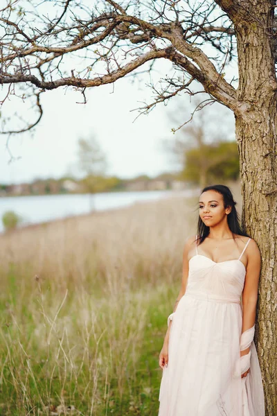 アフリカ系アメリカ人の若い女性 — ストック写真