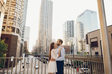 bir şehirde zarif çift