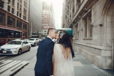 Bir şehirde düğün.