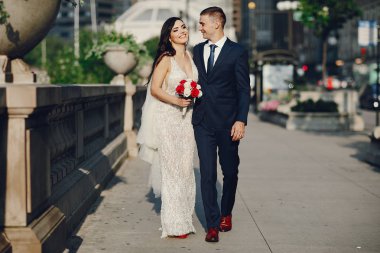 Bir şehirde düğün.