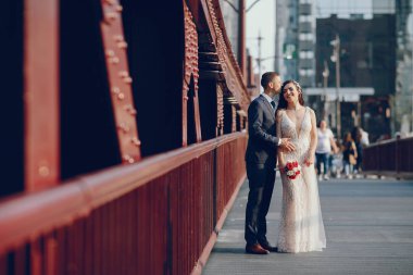 Bir şehirde düğün.