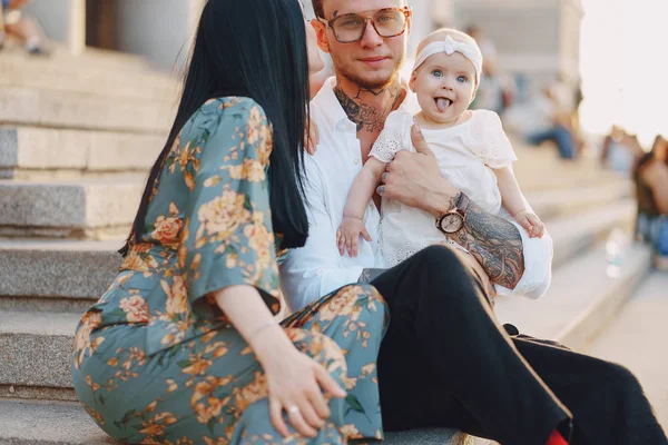 Familia en una ciudad — Foto de Stock