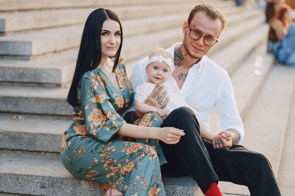 Familia en una ciudad — Foto de Stock