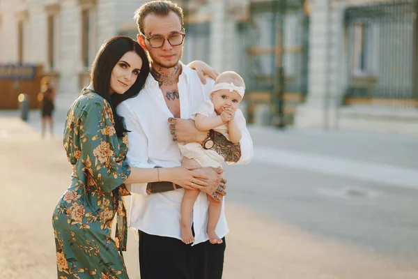 Familia en una ciudad — Foto de Stock