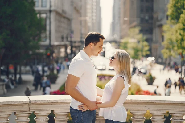 Amor pareja paseos en Chicago —  Fotos de Stock