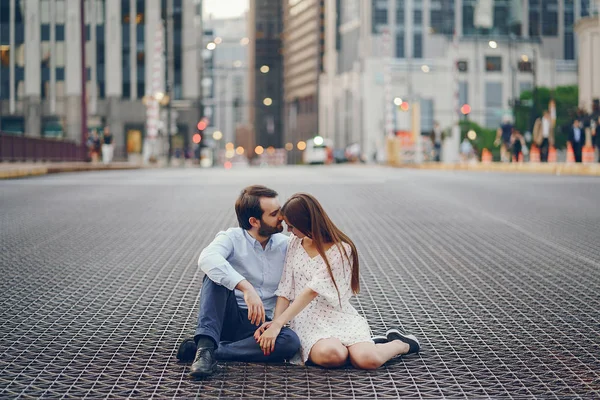 Couple élégant dans une ville — Photo