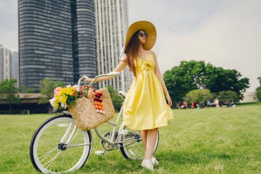 Bisiklet ile güzel kız