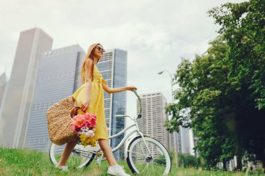 Bisiklet ile güzel kız