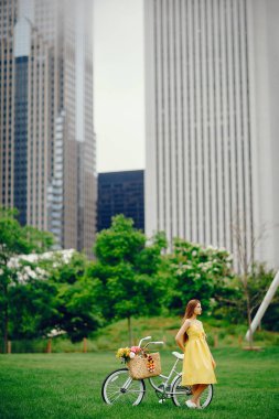 Bisiklet ile güzel kız