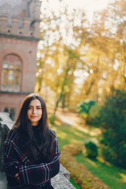 Şık bir kız şehirde yürüyor