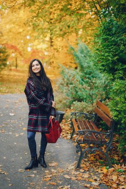 Şık bir kız şehirde yürüyor