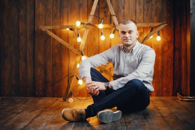 Adam yerde oturuyor.