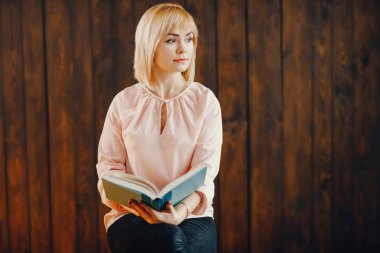 bir sandalyede oturan sarışın kız