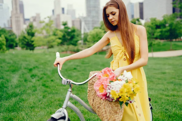 Chica bonita con bicicleta — Foto de Stock