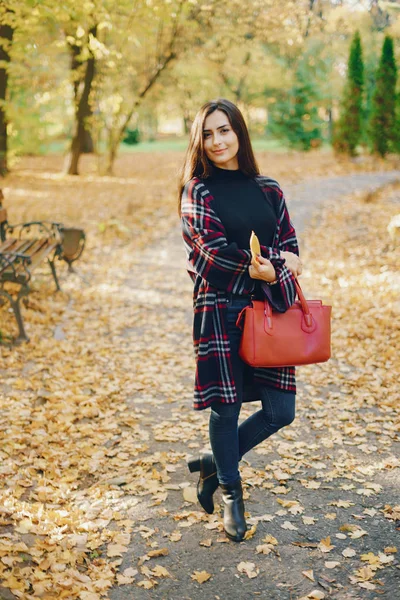 Fille élégante marche à travers la ville — Photo