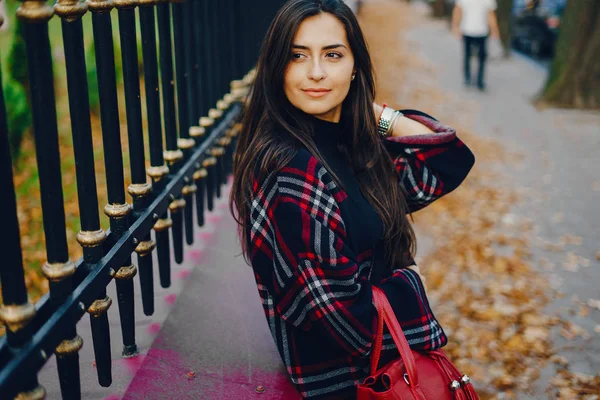 Chica elegante caminando por la ciudad — Foto de Stock