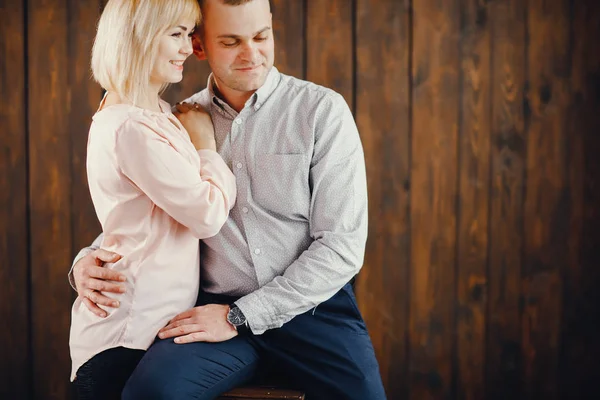 Feliz pareja en espíritu navideño — Foto de Stock