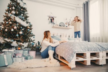 Bebek kız yatakta atlama