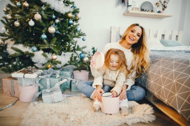 Anne ve kızı hediye açılış