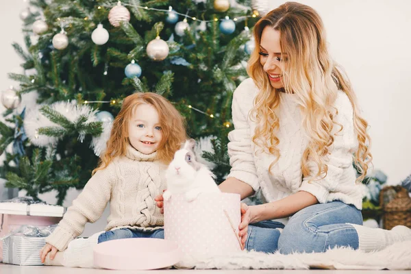 Madre regalando un regalo a su hija — Foto de Stock