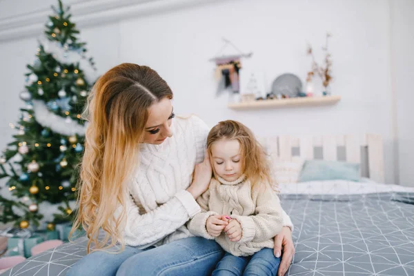 Madre e hija jugando — Foto de Stock