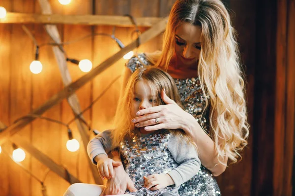 Madre e hija en el espíritu navideño — Foto de Stock