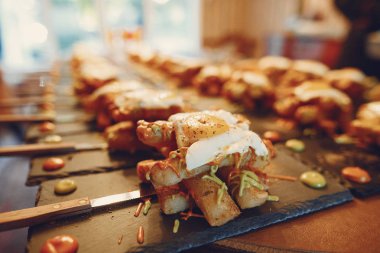 Masada lezzetli yemekler var.