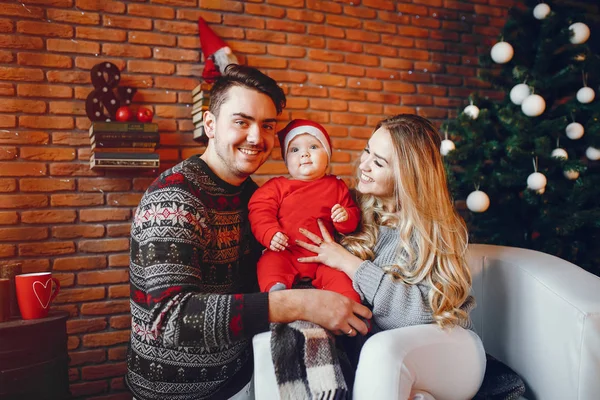 Familie in der Nähe von Weihnachtsbaum — Stockfoto