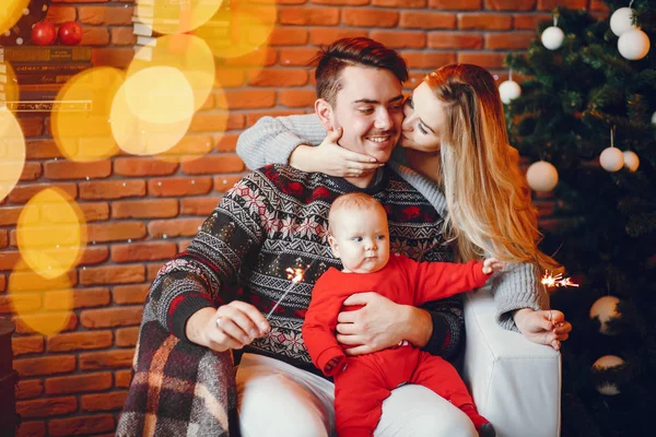 Familia cerca de Árbol de Navidad — Foto de Stock