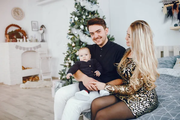 Familia cerca de Árbol de Navidad — Foto de Stock