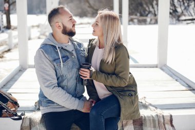 Bir kış parkta zarif çift