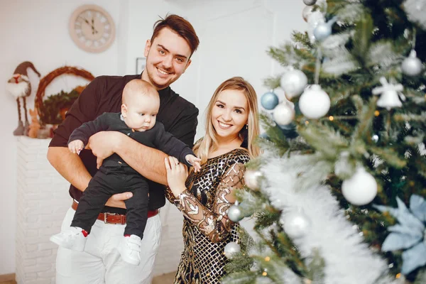 Familia cerca de Árbol de Navidad — Foto de Stock