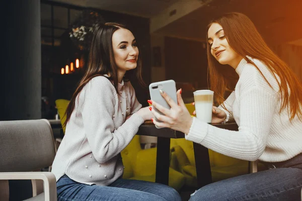 Chicas en la cafetería —  Fotos de Stock