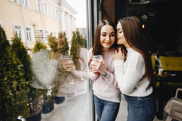 Ragazze in caffè — Foto Stock