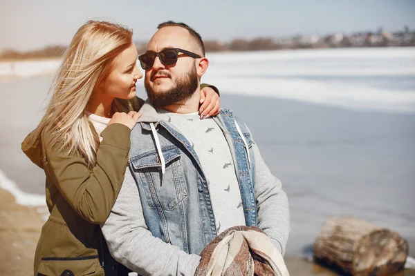 Casal elegante em um parque de inverno — Fotografia de Stock