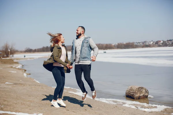 Casal elegante em um parque de inverno — Fotografia de Stock