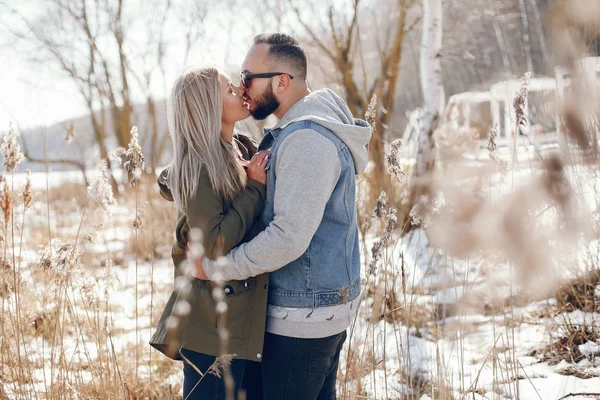 Pasangan elegan di taman musim dingin — Stok Foto