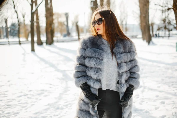 Mädchen im Winter — Stockfoto