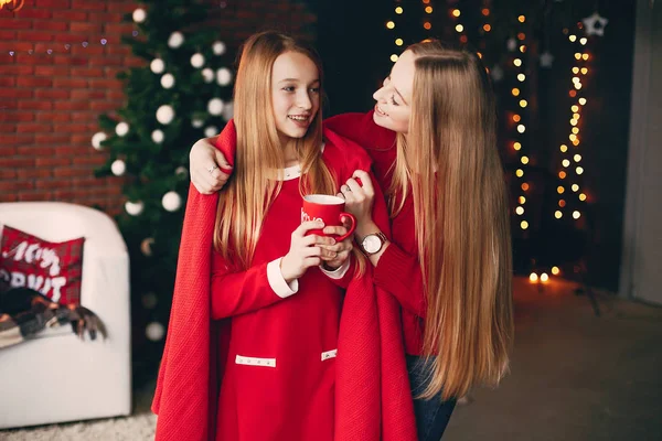 Hermanas en casa — Foto de Stock