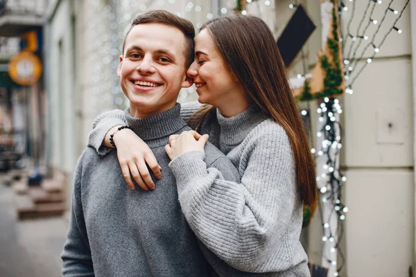 Casal em uma cidade — Fotografia de Stock