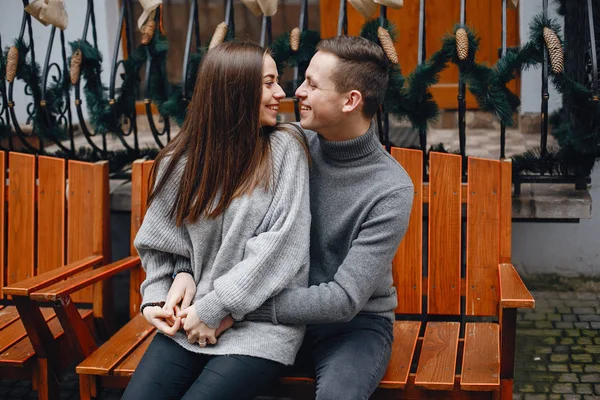 Casal em uma cidade — Fotografia de Stock