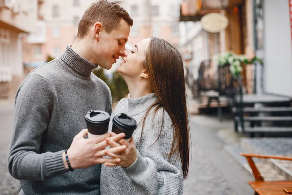 Koppel met koffie — Stockfoto