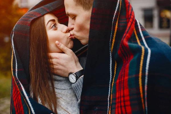 Casal em uma cidade — Fotografia de Stock