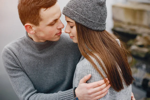 Casal perto de água — Fotografia de Stock