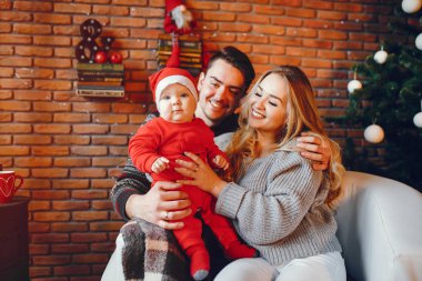 Aile Noel ağacının yakınında