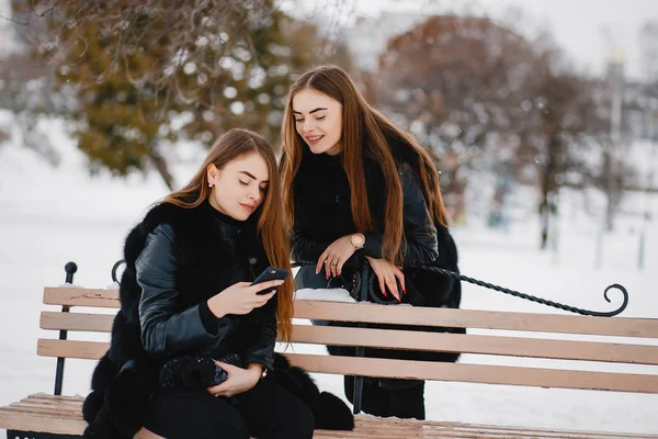 Filles dans un parc d'hiver — Photo