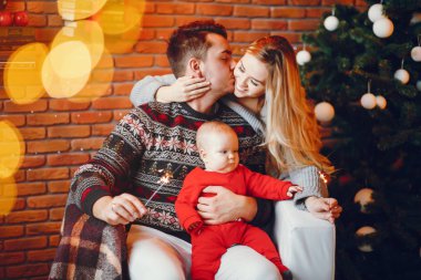 Aile Noel ağacının yakınında