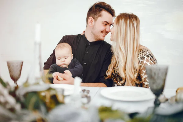 Familia cerca de Árbol de Navidad — Foto de Stock