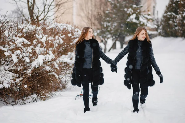 Meninas em um parque de inverno — Fotografia de Stock